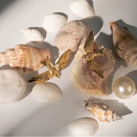 Vintage Gold Bird Earrings - Picture 4 of 8